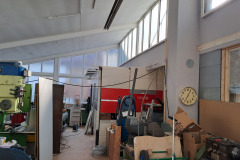 Die Kabine im hinteren Teil der Halle